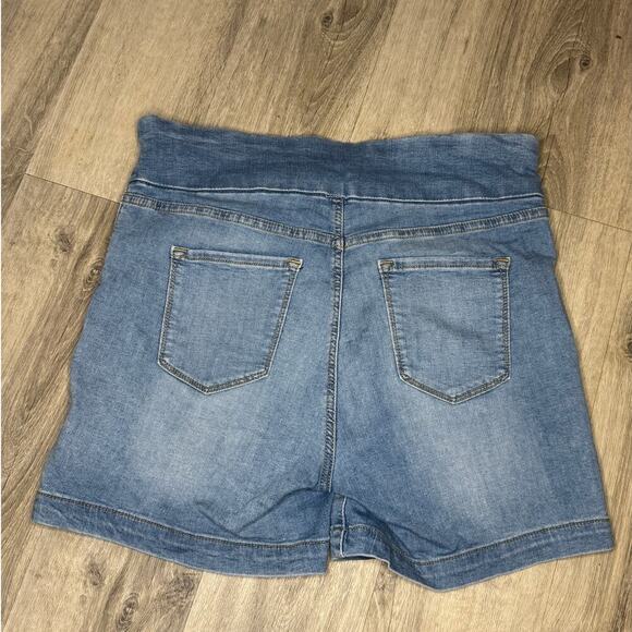 Gloria Vanderbilt Amanda Slimming Light Wash Stretchy Pull On Denim Shorts - Picture 4 of 6